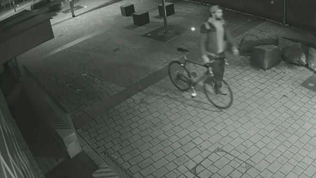 Foto via NorthumbriaA CCTV on Mint Street-Kamera nimmt das Mädchen auf, das die Straße hinunterstolpert. Dieses Mal wird sie von einem anderen, bärtigen Mann verfolgt, der Fahrrad fährt.