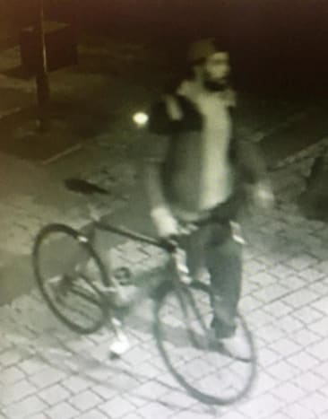 Foto via northumbriaAls sie die Corfield Street erreicht, nimmt sie eine CCTV-Kamera auf und der „Fahrradmann“ nähert sich ihr.