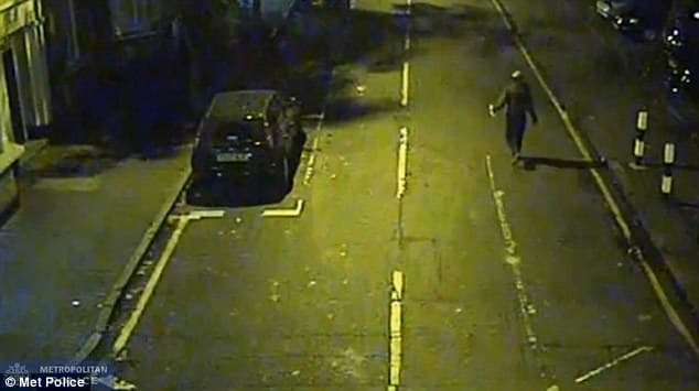 صورة عبر نورثمبريا ، مزيدًا من أسفل شارع كورفيلد ، تلتقط CCTV ثلاثة رجال يسيرون في شارع كورفيلد. وسرعان ما انضم مشتبهان آخران إلى الرجال الثلاثة. إنهم 