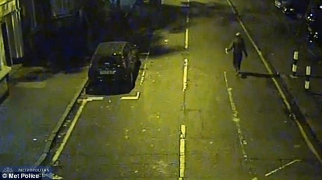 Foto via northumbriaWeiter unten in der Corfield Street CCTV zeigt drei Männer, die die Corfield Street entlang gehen. Zu den drei Männern gesellen sich bald zwei weitere Verdächtige. Sie „verschwinden“ zwischen parkenden Autos. Detektive glauben, dass dies der Ort des dritten sexuellen Übergriffs ist.