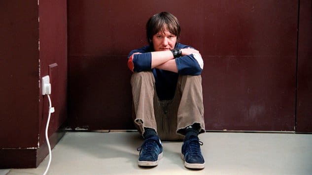 Foto via pixabayEs waren die 90er und die alternative Rockmusikszene boomte. Der Sänger Elliot Smith war ein aufsteigender Star mit seinen ultrapersönlichen Texten, in denen er seine Kämpfe gegen Alkoholismus, Drogensucht und Depressionen bekennt. Am 21. Oktober 2003 machte eine Freundin von Smith einen verzweifelten Notruf aus dem Haus in Echo Park, das die beiden teilten. Laut Polizeibericht hatte Elliot einen Streit mit seiner Freundin. Sie verließ das Zimmer, um zu duschen. Als sie wieder aus dem Badezimmer trat, hatte Smith zwei selbst zugefügte Stichwunden in der Brust. Er war 34. Ein Notruf wurde von seinem Haus im Echo Park in Los Angeles getätigt, wo er mit seiner damaligen Freundin lebte. Ihren Berichten zufolge hatten sich die beiden gestritten, bevor sie ging, um zu duschen. Smith wurde mit zwei Stichwunden in der Brust ins Krankenhaus eingeliefert, angeblich selbst zugefügt, und starb dort im Alter von 34 Jahren. Später wurde ein umstrittener Abschiedsbrief (sein Name wurde falsch geschrieben) gefunden.