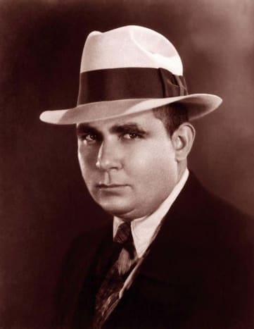 Foto via wikimediaDer Pulp-Autor der 1930er Jahre, Robert E. Howard, war vor allem für die Erschaffung des Fantasy-Charakters/Helden Conan der Barbar bekannt, litt jedoch auch an Tuberkulose und Depressionen. Am Morgen des 11. Juni 1936 fiel seine kranke Mutter ins Koma. Howard verließ das Schlafzimmer, ging zu seiner Schreibmaschine und tippte ein paar Zeilen, die er einem Lieblingsgedicht entlehnte. Dann ging er zu seinem Auto, das in der Auffahrt stand, holte eine Pistole aus dem Handschuhfach und schoss sich in den Kopf. Sein Abschiedsbrief lautete: