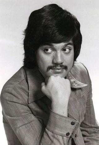 Foto via wikimediaIn den 1970er Jahren war der Stand-up-Comedian Freddie Prinze berühmt dafür, Chico in der TV-Sitcom Chico und The Man zu spielen. Trotz aller Erfolge kämpfte Prinze jedoch mit Depressionen und Drogensucht. Er war auch dafür bekannt, Russisches Roulette mit Handfeuerwaffen zu spielen. Am 28. Januar 1977 erschoss sich Prinze im Alter von 22 Jahren vor den Augen seines Managers. Ursprünglich wurde gemunkelt, dass er beim Russischen Roulette gestorben sei, aber schließlich wurde ein Abschiedsbrief gefunden, der diese Spekulation beendete.