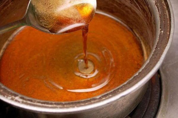 preparando piruletas de azúcar para abejas