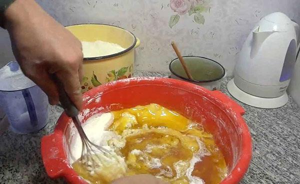 preparando alimento para abejas