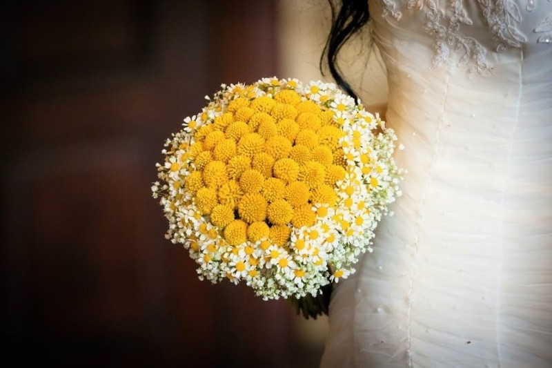 craspedia sphérique dans le bouquet de la mariée