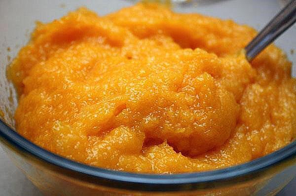 battre les abricots bouillis avec un mélangeur