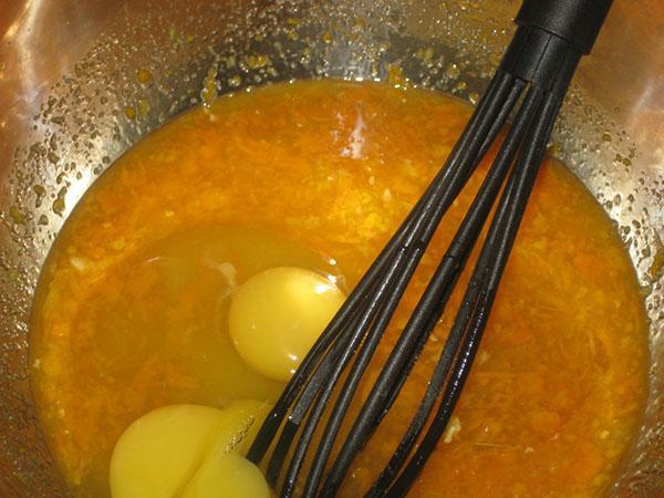 revuelva los huevos con ralladura y jugo de naranja