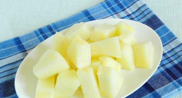 cortar el melón en cubos