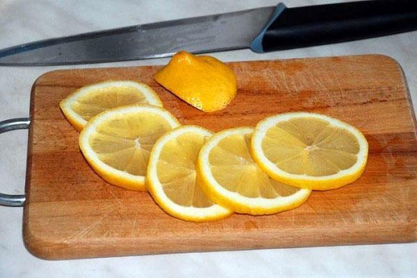 cortar el limón en aros