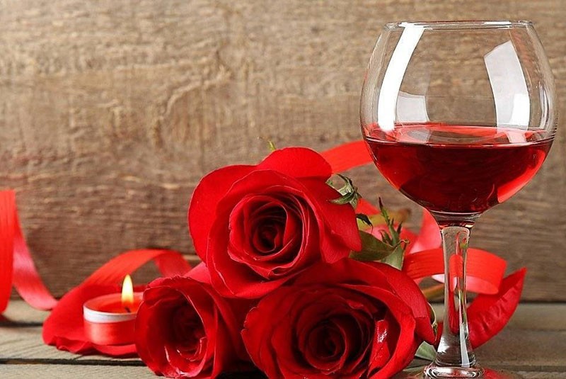 hacer vino con pétalos de rosa