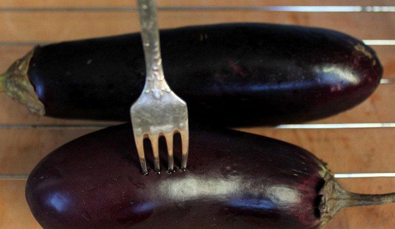 piquer l'aubergine avec une fourchette