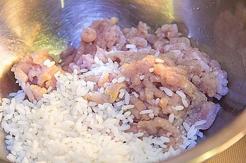 mezclar arroz hervido y carne picada