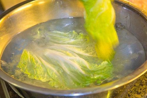 plonger les feuilles dans l'eau froide