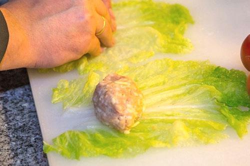 poner la carne picada en una hoja