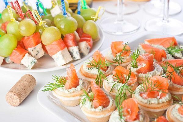 apéritif sur brochettes et tartelettes