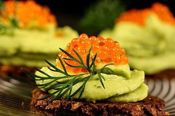 Aperitivo de aguacate y caviar