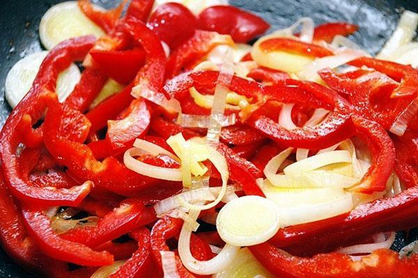 guiso de cebollas y pimientos