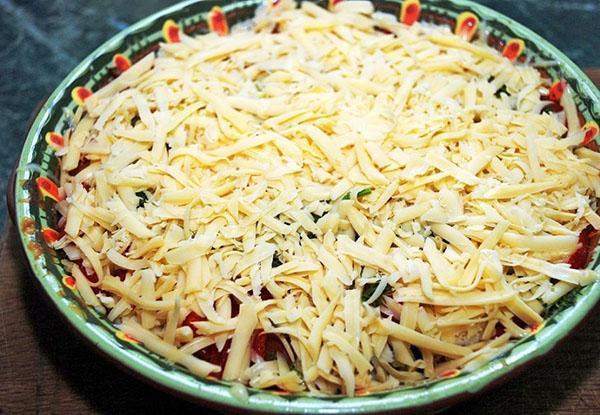 espolvorear con queso y seguir horneando