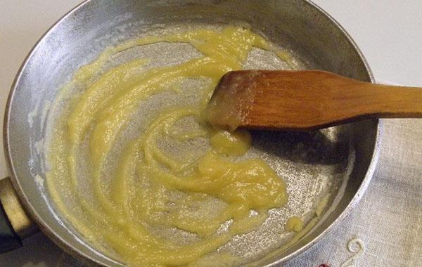 Derretir la mantequilla y freír la harina