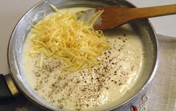 agregue especias y queso