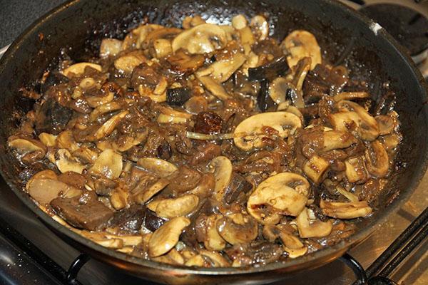 ragoût d'oignons et de champignons