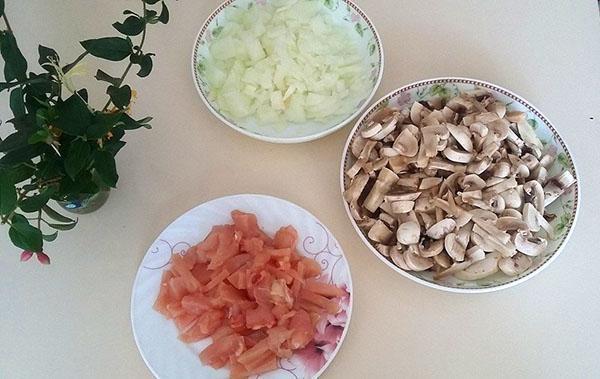 champiñones, cebollas y carne picados