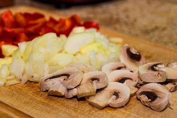 hacher les champignons, l'oignon et le poivron