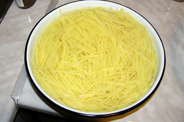 enjuaga bien las patatas