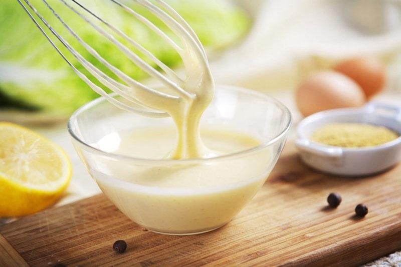 agregue mostaza y jugo de limón