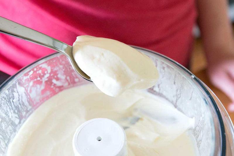 batir la mantequilla con la leche