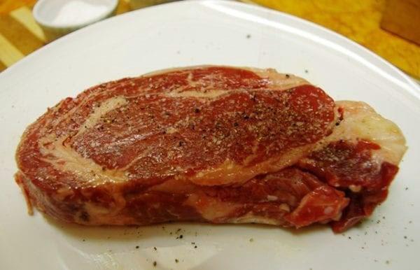 frotter le steak de viande avec des épices