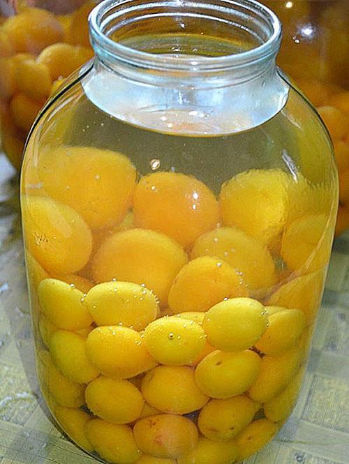 vierta agua hirviendo sobre la ciruela cereza