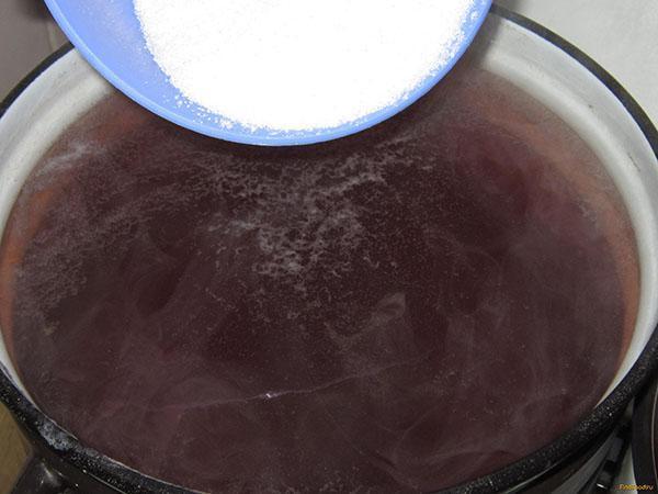verter azúcar en la infusión