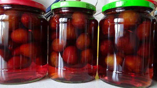 tarros con compota de ciruela cereza