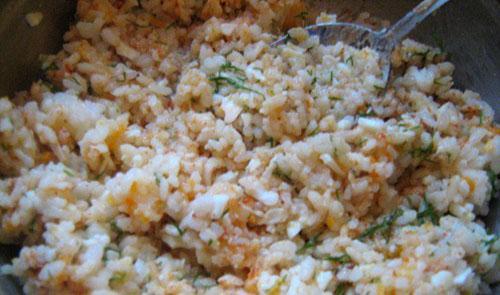 mélanger le riz bouilli, les œufs et les pommes de terre