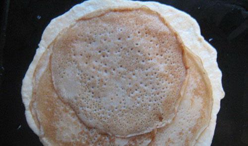 mettre les crêpes sur une couche de pâte sans levain