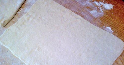 mettre une couche de pâte sur une plaque à pâtisserie