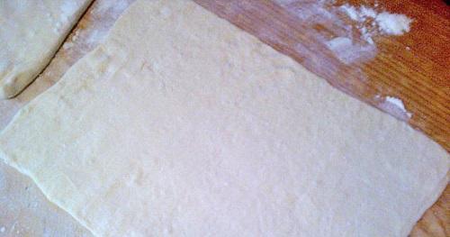 poner una capa de masa en una bandeja para hornear