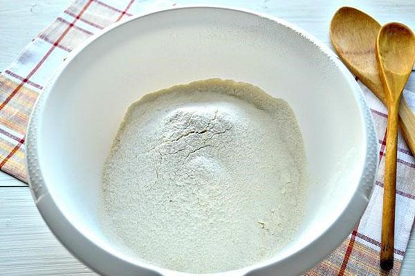 mélanger la farine avec les épices