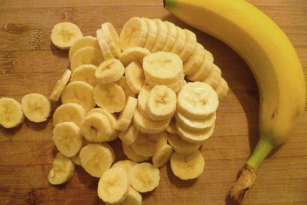 éplucher et hacher une banane