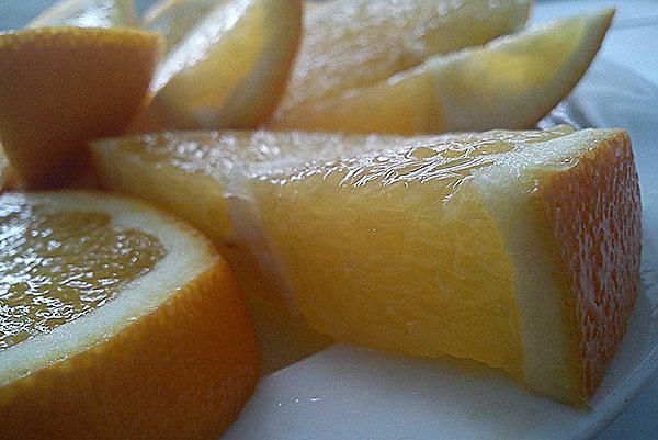 cortar una naranja en rodajas