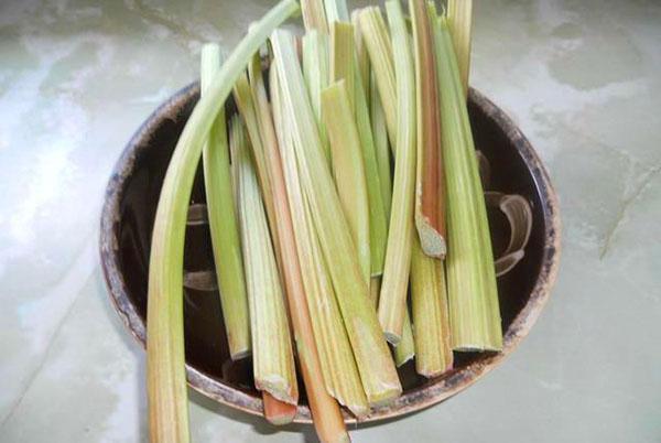 laver et éplucher la rhubarbe