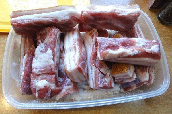 cortar la manteca de cerdo en porciones
