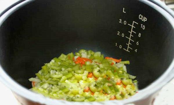 verduras en una olla de cocción lenta