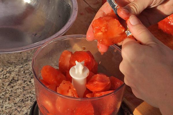 tomates a través de una licuadora