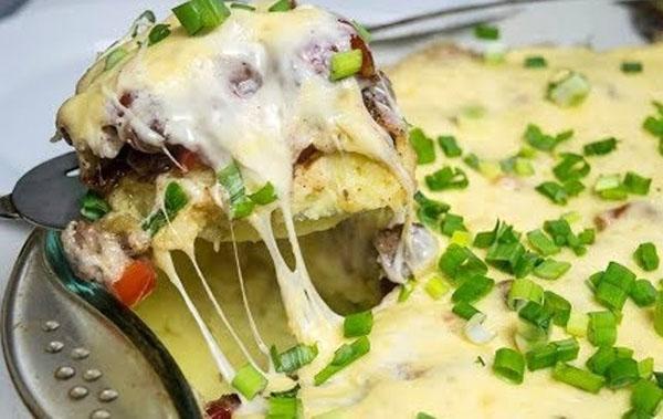 cazuela con patatas y salsa bechamel