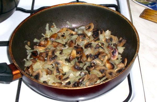 freír champiñones con cebolla