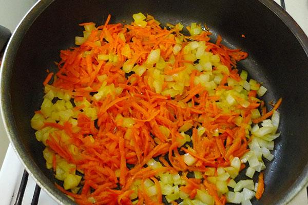 sofreír las zanahorias con cebolla