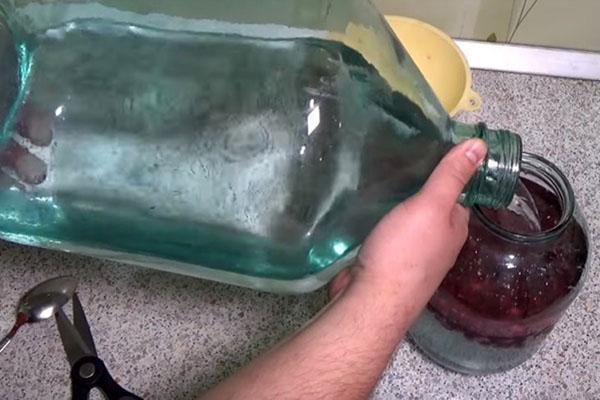 vierta las bayas con alcohol ilegal